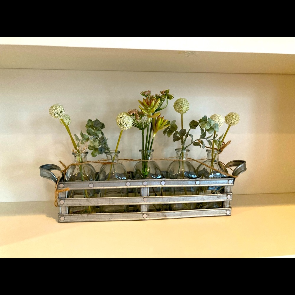 Decorative shelf display